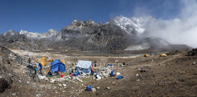 Vista del campamento base en las montañas durante el día - foto de stock