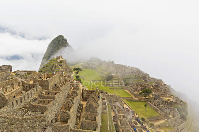 América do Sul, Peru, Andes, Montanhas paisagem com vista Machu Picchu no nevoeiro — Fotografia de Stock