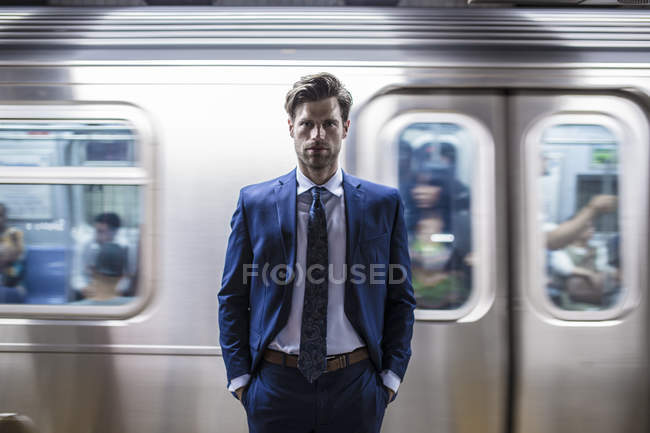 Портрет бізнесмен, стоячи на станції метро — стокове фото