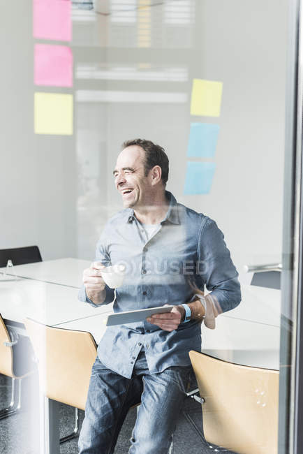 Porträt eines reifen lächelnden Geschäftsmannes mit Tablet — Stockfoto