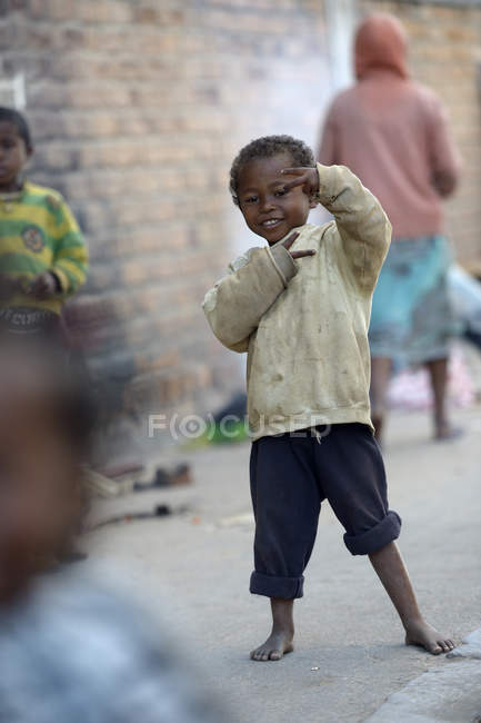 Madagaskar, Fianarantsoa, Homeless boy making hand sign — Stock Photo