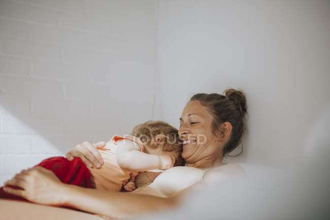 Mamma e figlioletta coccole a casa — Foto stock