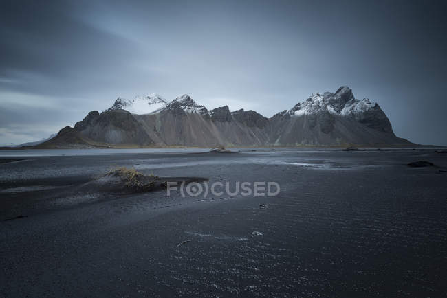 Islândia, Montanha Vestrahorn a hora azul — Fotografia de Stock