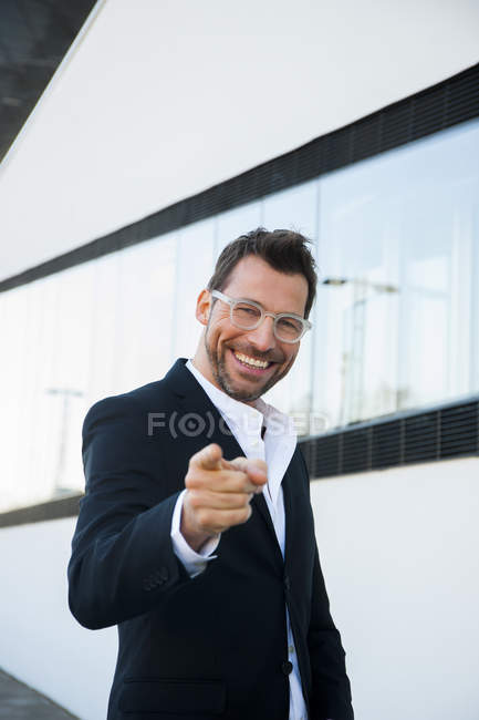 Porträt eines selbstbewussten Geschäftsmannes, der mit dem Finger zeigt — Stockfoto