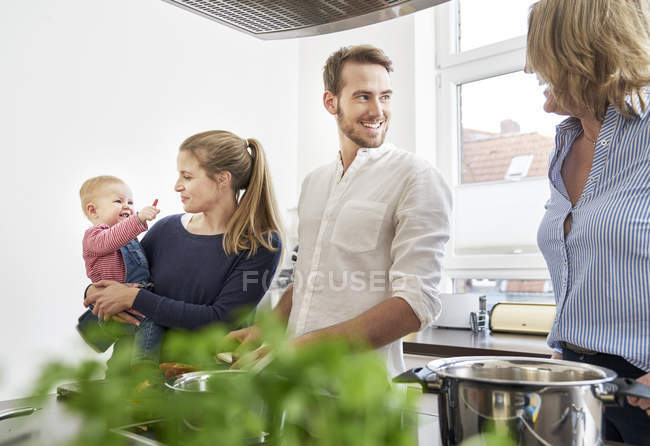 Felice famiglia caucasica cucina in cucina — Foto stock