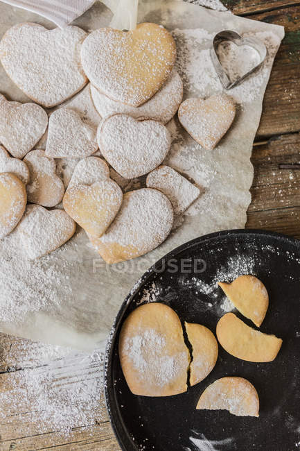 Courts pains en forme de cœur saupoudrés de sucre glace — Photo de stock