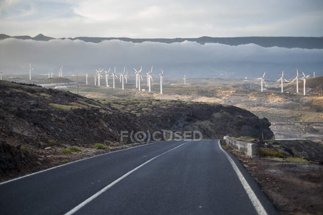 Paesaggio panoramico con strade, turbine eoliche e nuvole sullo sfondo, Tenerife, Isole Canarie, Spagna — Foto stock