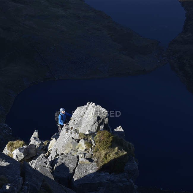Regno Unito, Galles del Nord, Snowdonia, Craig Cwm Silyn, alpinista fuori bordo — Foto stock