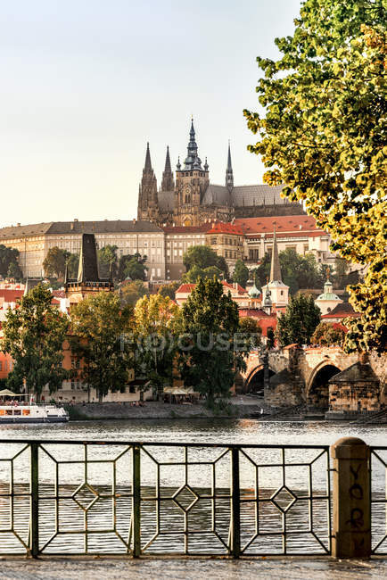 Veduta del buisling ishorical contro il fiume durante il giorno, Germania — Foto stock