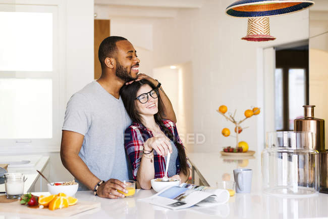 Портрет усміхненої молодої пари на кухні — стокове фото