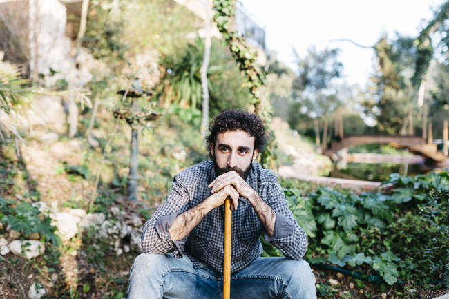 Mann entspannt sich nach Gartenarbeit. — Stockfoto