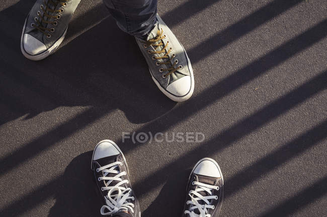 Ноги пары в кроссовках — 30 40 лет, низкий раздел - Stock Photo