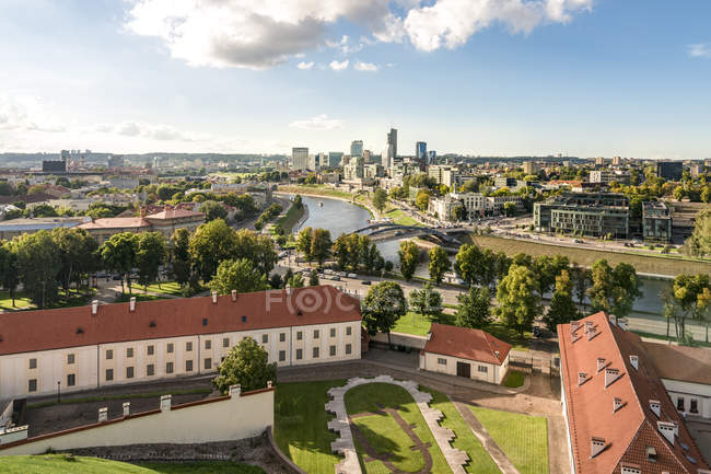 Lituania, Vilnius, veduta del Museo nazionale della Lituania e della nuova città di Vilnius, Stati baltici — Foto stock