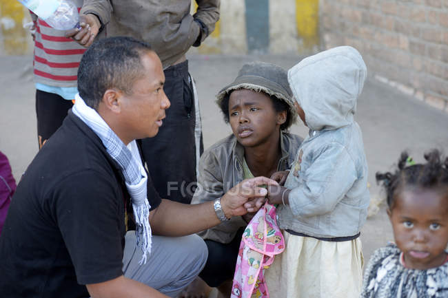 Madagáscar, Fianarantsoa, assistente social a falar com uma jovem mãe e uma criança sem abrigo — Fotografia de Stock