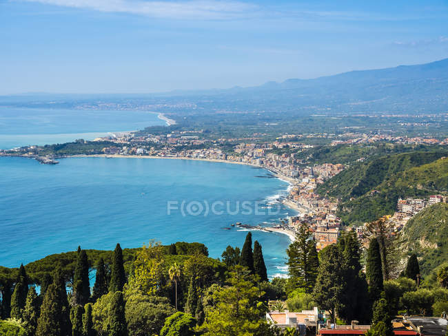 View of shore with houses and sand on beach against water — Stock Photo