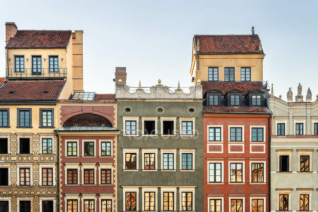 Polonia, Mazovia, Varsavia, case sulla Piazza del Palazzo a Varsavia, centro storico, storico, patrimonio mondiale dell'UNESCO — Foto stock
