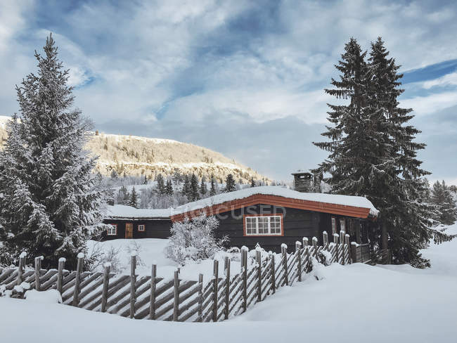Norwegen, oppland, Hütte in Winterlandschaft — Stockfoto