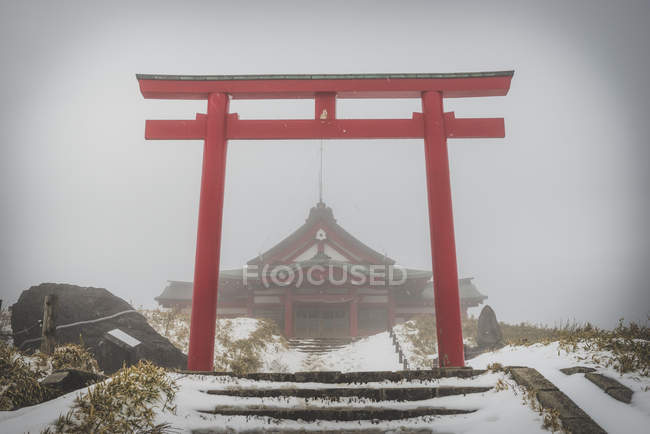 Япония, Хаконэ, Храм на горе Комагатакэ в тумане — стоковое фото