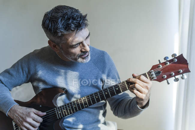 Ritratto di uomo maturo che suona la chitarra — Foto stock