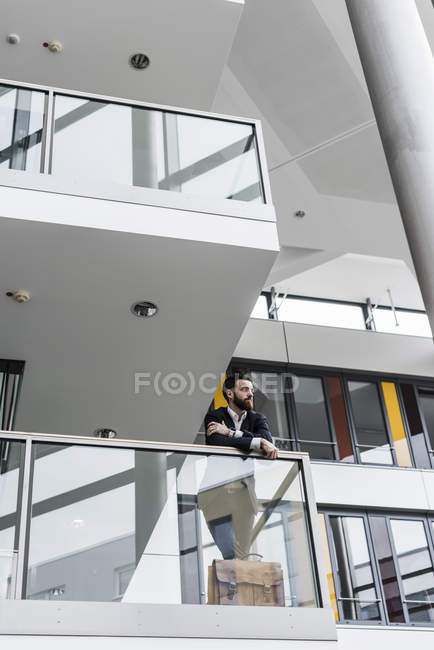 Porträt eines jungen Geschäftsmannes auf dem Balkon — Stockfoto