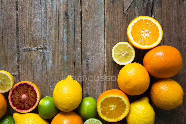 Ansicht von ganzen und in Scheiben geschnittenen Zitrusfrüchten — Stockfoto
