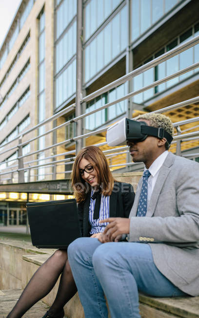 Jungunternehmer und Frau mit VR-Brille vor Bürogebäude — Stockfoto