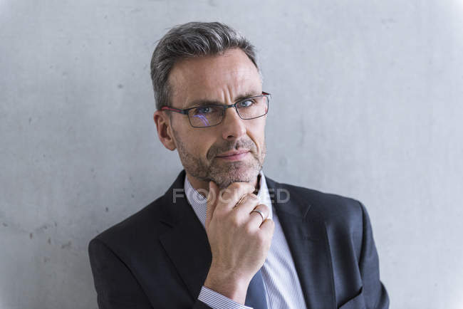 Empresário olhando para a câmera — Fotografia de Stock