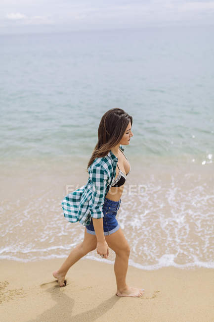 Retrato de mulher de biquíni andando na praia — Fotografia de Stock