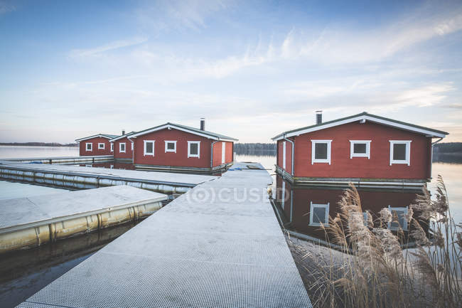 Alemanha, Saxónia-Anhalt, Lago Bergwitz, casas rurais flutuantes com céu nublado — Fotografia de Stock