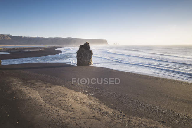 Islândia, Islândia do Sul, Vik Rock na praia de Reynisfjara — Fotografia de Stock