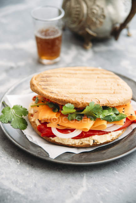 Sandwich de estilo marroquí con hummus y ajvar - foto de stock
