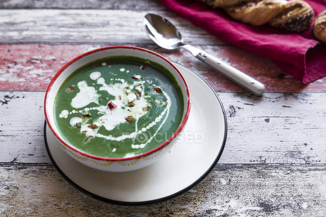 Ciotola di zuppa di spinaci con mandorle — Foto stock