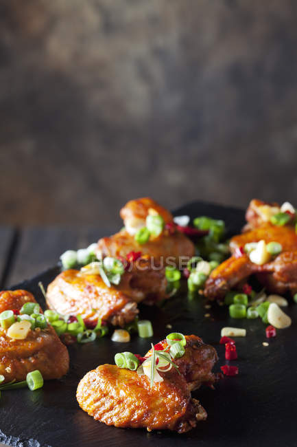 Asas de frango marinadas e grelhadas — Fotografia de Stock