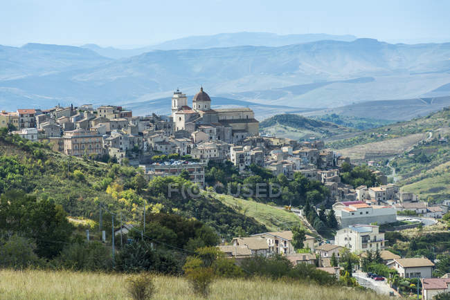 View of small town on hill, Italy — Stock Photo