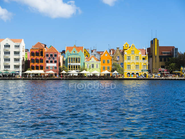 Caribe, Antilhas, Curaçao, Willemstad, casas coloridas no passeio marítimo — Fotografia de Stock