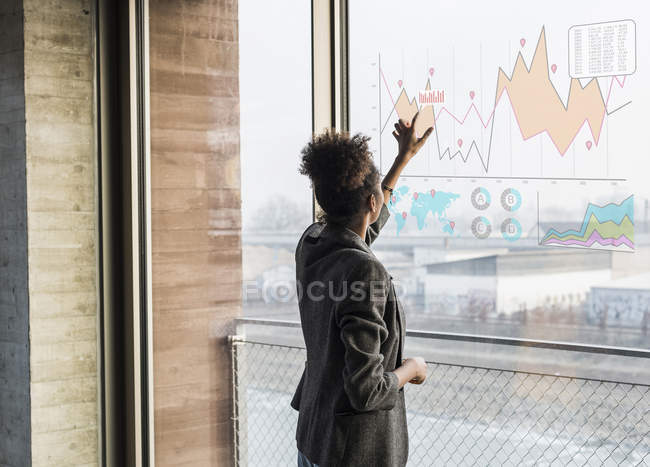 Porträt einer Geschäftsfrau, die Glasscheibe berührt — Stockfoto