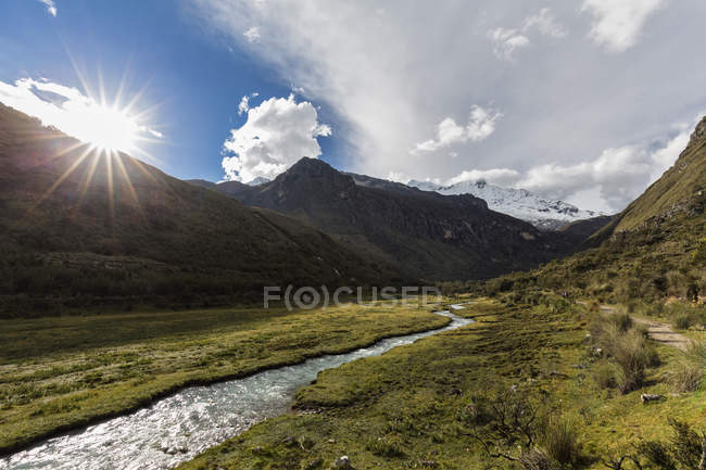 Sudamérica, Perú, Parque Nacional Huascaran, Cordillera Blanca y camino por el arroyo de agua - foto de stock