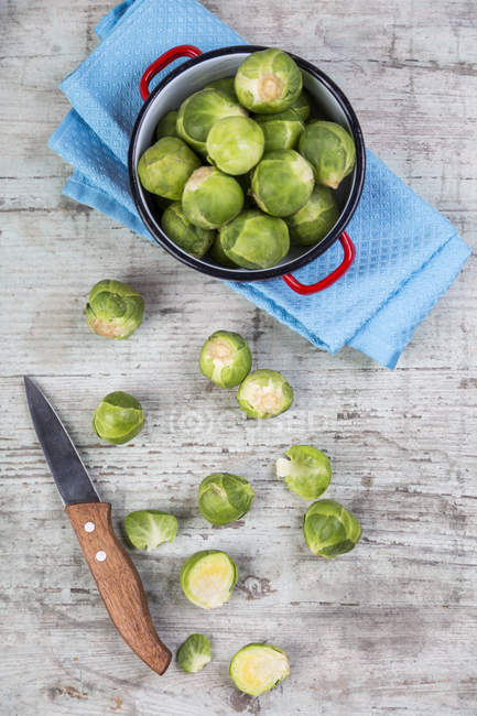 Brussels sprouts with knife and cooking pot — Stock Photo