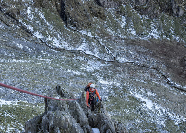 Nepal, Himalayas, Khumbu, Everest region. Trekkers climbing on rocks — Stock Photo