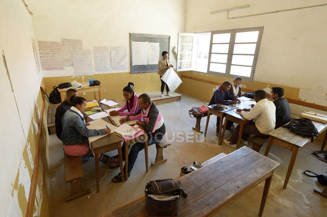 Мадагаскар, Фианаранцоа, Молодые люди, посещающие обучение учителей — стоковое фото