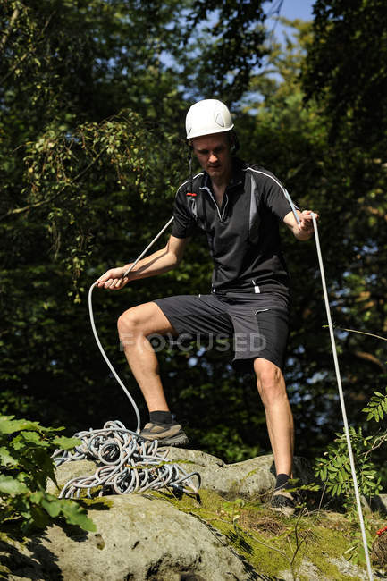 Climber securing with rope at daytime — Stock Photo