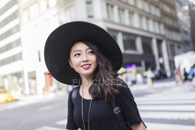 Ritratto di giovane donna asiatica in cappello — Foto stock