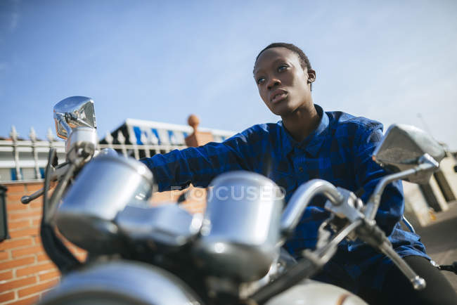 Portrait de jeune femme aux cheveux courts sur moto — Photo de stock