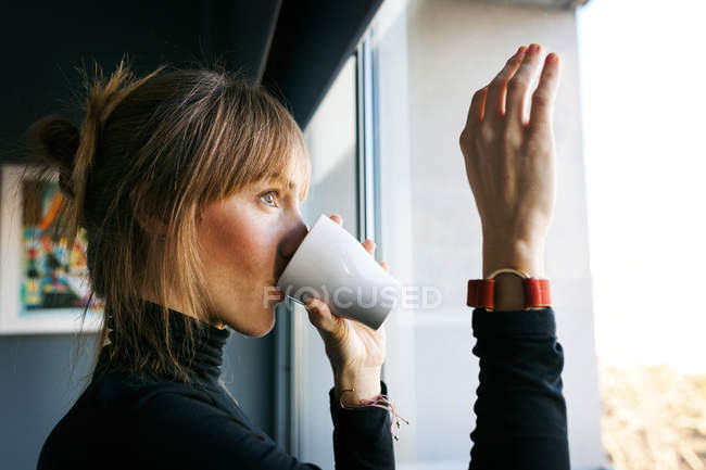 Woman drinking cup of coffee — Stock Photo