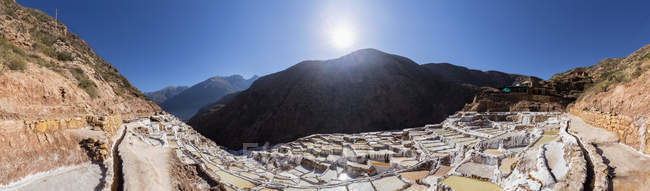 Vista de la pequeña ciudad en Perú durante el día - foto de stock