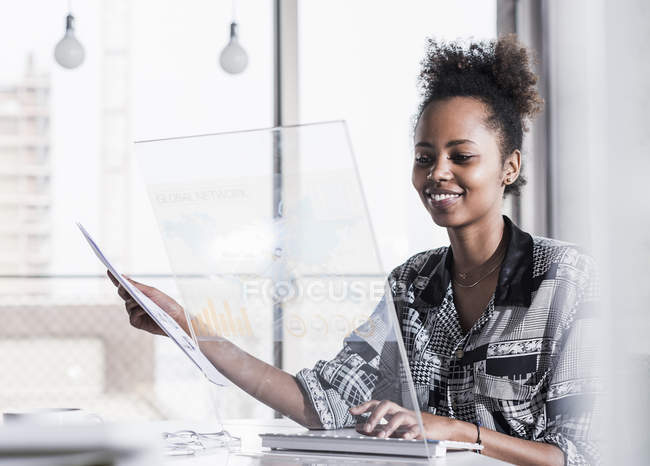 Frau benutzt durchsichtigen Computer — Stockfoto