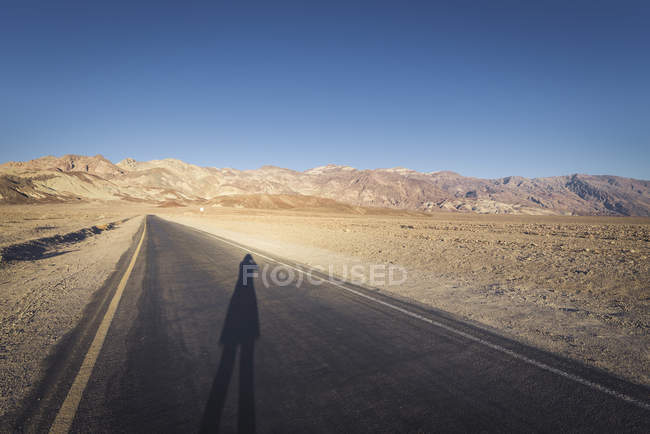 Sombra na estrada e montanha no fundo — Fotografia de Stock