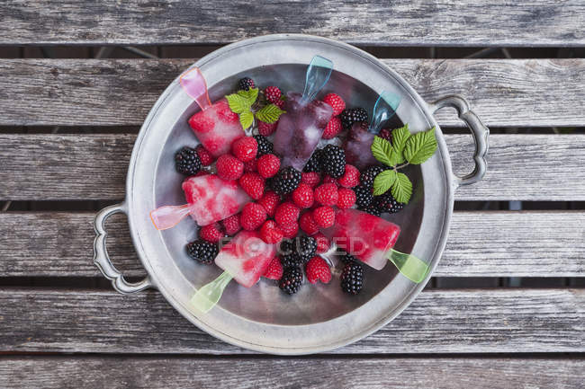 Домашнє фруктове морозиво з лісовими ягодами — стокове фото