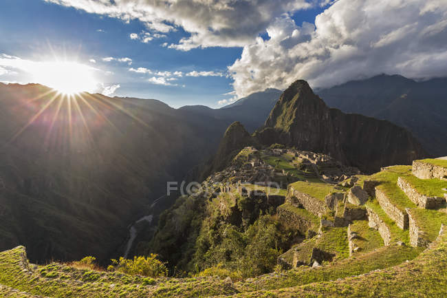 América do Sul, Peru, Andes, Montanhas paisagem com Machu Picchu vista ao pôr do sol — Fotografia de Stock