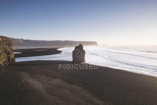 Islândia, Islândia do Sul, Vik Rock na praia de Reynisfjara — Fotografia de Stock